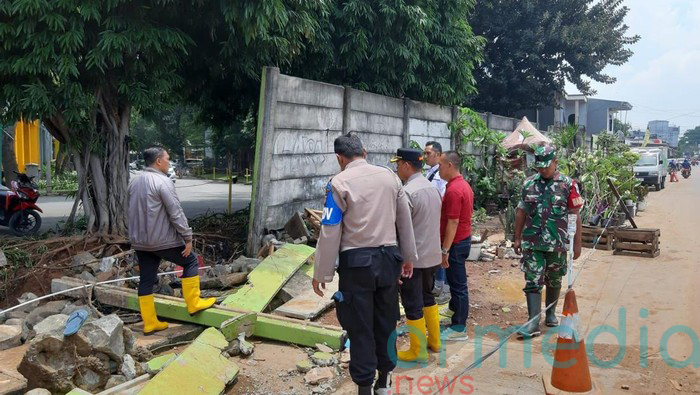 tembok dijebol di bekasi